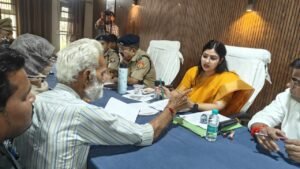 Disposal : हापुड़ की तीनों तहसीलों में संपूर्ण समाधान दिवस, 108 शिकायतों में 19 का मौके पर निस्तारण ?