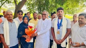 Girish Chandra Yadav : एशियन गेम्स के कांस्य पदक विजेता रोहित यादव के घर पहुंचे राज्यमंत्री गिरीश चंद्र यादव