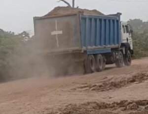 Loaded vehicles : फतेहपुर में अंतर्जनपदीय ओवरलोडिंग और अवैध परिवहन का आरोप, शाम होते ही सड़कों पर दौड़ते हैं मोरंग लदे वाहन