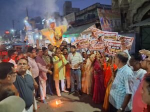 Congress Office : महिलाओं के साथ कथित दुर्व्यवहार के विरोध में भाजपा ने राहुल गांधी का पुतला फूंका, कांग्रेस कार्यालय का किया घेराव