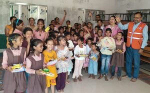 Teaching Material : नवरात्रि के चतुर्थ दिवस पर उच्च प्राथमिक विद्यालय बक्सपुर में कन्या पूजन, बच्चियों को फल, बिस्कुट और शिक्षण सामग्री वितरित