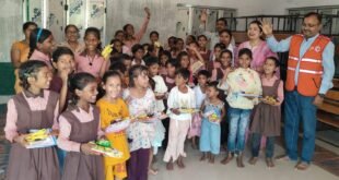 Teaching Material : नवरात्रि के चतुर्थ दिवस पर उच्च प्राथमिक विद्यालय बक्सपुर में कन्या पूजन, बच्चियों को फल, बिस्कुट और शिक्षण सामग्री वितरित
