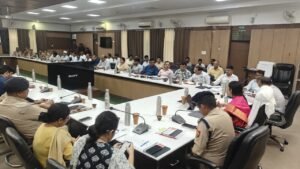 Displeasure : एमएलसी स्नातक चुनाव की तैयारियां समय से पूरी करें अधिकारी, राजस्व वसूली में लापरवाही पर डीएम ने जताई नाराजगी ?