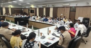 Displeasure : एमएलसी स्नातक चुनाव की तैयारियां समय से पूरी करें अधिकारी, राजस्व वसूली में लापरवाही पर डीएम ने जताई नाराजगी ?