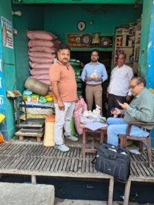 Sellers' establishments : हापुड़ में उर्वरक विक्रेताओं के प्रतिष्ठानों पर छापेमारी, 28 दुकानों की जांच; 15 नमूने लिए गए