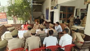 Madhuban Kumar Singh : थाना दिवस पर डीएम कविता मीना और एसपी मधुबन कुमार सिंह ने कपूरपुर थाने में सुनीं जनसमस्याएं, 18 शिकायतें प्राप्त
