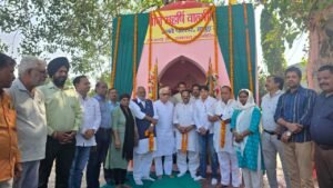 Garlanding the statue : कांग्रेसियों ने मनाई महर्षि वाल्मीकि जयंती, प्रतिमा पर माल्यार्पण कर किया नमन