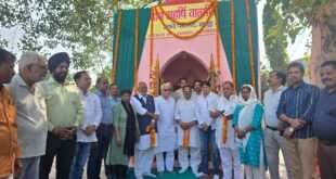 Garlanding the statue : कांग्रेसियों ने मनाई महर्षि वाल्मीकि जयंती, प्रतिमा पर माल्यार्पण कर किया नमन