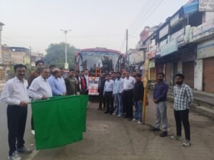 Poultry farm : हापुड़ के 50 प्रशिक्षणार्थी देशी मुर्गी पालन का प्रशिक्षण लेने बरेली रवाना, 500 से 2000 मुर्गियों की क्षमता वाले पोल्ट्री फार्म खोलने में मिलेगी मदद