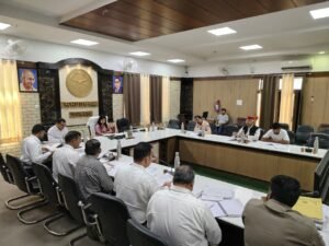District Magistrate : विधानसभा चुनाव की तैयारियों को लेकर जिलाधिकारी ने की समीक्षा बैठक, मतदाता सूची त्रुटिरहित बनाने पर दिया जोर