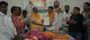 Nomination letter : सभासद विकास दयाल कांग्रेस जिला महासचिव नियुक्त, राकेश त्यागी ने सौंपा मनोनयन पत्र