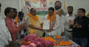 Nomination letter : सभासद विकास दयाल कांग्रेस जिला महासचिव नियुक्त, राकेश त्यागी ने सौंपा मनोनयन पत्र
