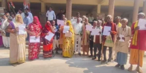 Demand for provision : बांदा में 20 पट्टेदारों ने डीएम से लगाई गुहार, आवंटित कृषि भूमि पर कब्जा दिलाने की मांग