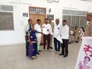 Submitted a memorandum : बस्ती के केनौना गांव में अवैध कच्ची शराब की बिक्री पर रोक लगाने की मांग, निषाद पार्टी ने डीएम-एसपी को सौंपा ज्ञापन