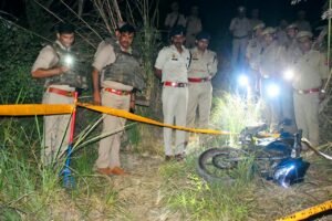 Desired : एटा में पुलिस मुठभेड़ में एक लाख का इनामी बदमाश वीरेंद्र ढेर, ज्वेलर से लूट के मामले में था वांछित