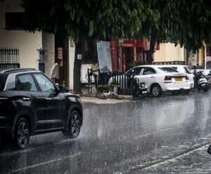 Dust storm alert : यूपी में मौसम ने अचानक बदली करवट, 50 जिलों में बादलों का डेरा, अगले तीन दिन बारिश और आंधी का अलर्ट
