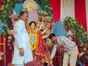 Devotees thronged : पारा गनापुर में ग्राम प्रधान ने पंडालों में की पूजा-अर्चना, देर रात तक माता रानी के दर्शन को उमड़े श्रद्धालु