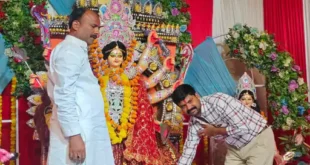 Devotees thronged : पारा गनापुर में ग्राम प्रधान ने पंडालों में की पूजा-अर्चना, देर रात तक माता रानी के दर्शन को उमड़े श्रद्धालु