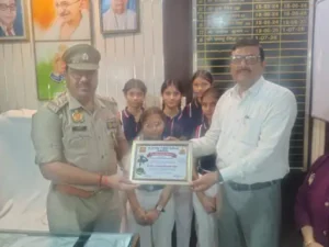 Appreciate : सेंट द्रोण स्कूल के बच्चों ने पुलिसकर्मियों को किया सम्मानित, पुलिस स्मृति दिवस पर कांधला थाने पहुंचकर की सराहना